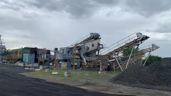 Semi-automatische mobiele 69 Jaw gemonteerde Crusher Rock Crushing Machine met 91,5 kW vermogen