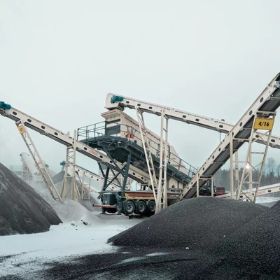 Aanpasbare kleur Kalksteen mobiele impactcrusher met scherm en geavanceerde technologie