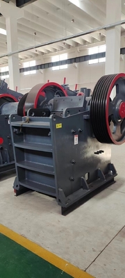 100tph Stationary Quarry Rock Stone Jaw Crusher Breekinstallatie met 150-300mm Outlet Grootte