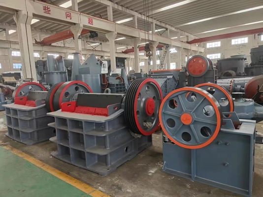 Primary Stone Crusher Machine met standaardcapaciteit T/H 5-800tph en gordelconveyor