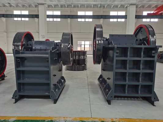 Eerste kaakcrusher met riemconveyor vanaf de installatie onder technische begeleiding