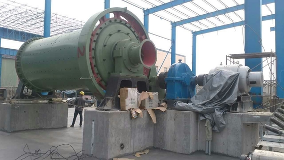 Installatie onder technische begeleiding Molen voor het slijpen van minerale kogels met een capaciteit van 1-30 ton per uur